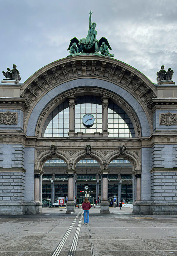 In meinen Bildern stelle ich die Macht der Architektur auf die Menschen dar. In andern Worten die Ohnmacht der Menschen gegenüber von Architektur